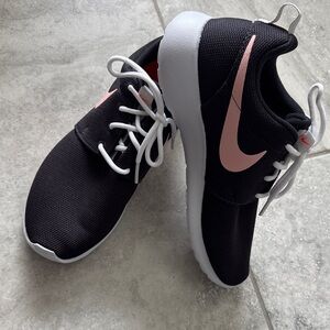Nike Roshe One Women’s Sneakers with Pink Swoosh and White Soles size 7